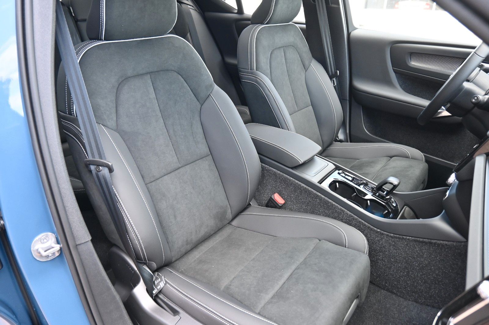 Fahrzeugabbildung Volvo XC40 B3 DKG Ultra Dark*FSHZG*PANO*360°*ACC