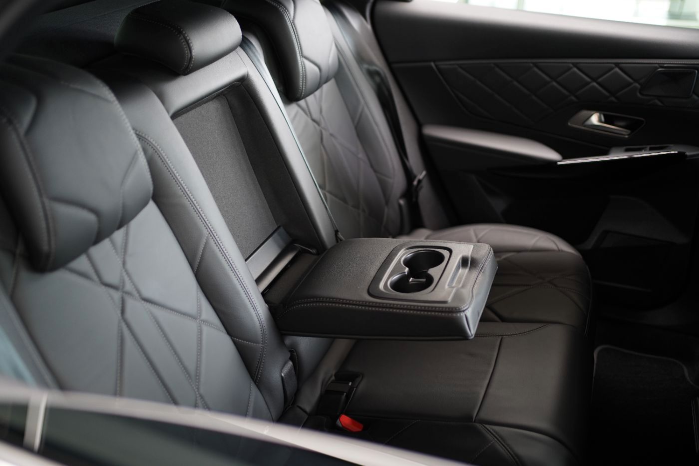 Fahrzeugabbildung DS Automobiles DS7 BlueHDi 130 EAT8 Rivoli Automatik Leder Navi