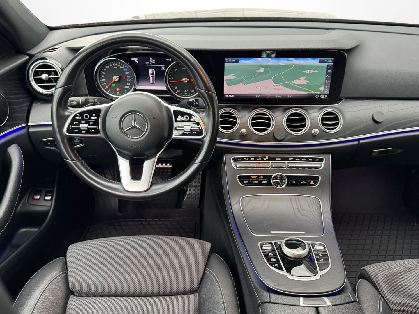 E 220 Avantgarde * NAVI*LED*AHK*
