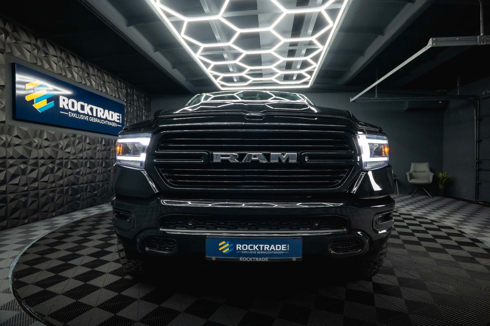 Fahrzeugabbildung Dodge RAM 5.7 V8 HEMI 4x4 OFFROAD Night-Paket *LED*