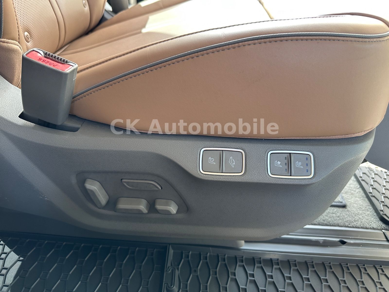 Fahrzeugabbildung Hyundai Staria Premium Signature 4WD/7Sitze/Navi/ACC/AHK