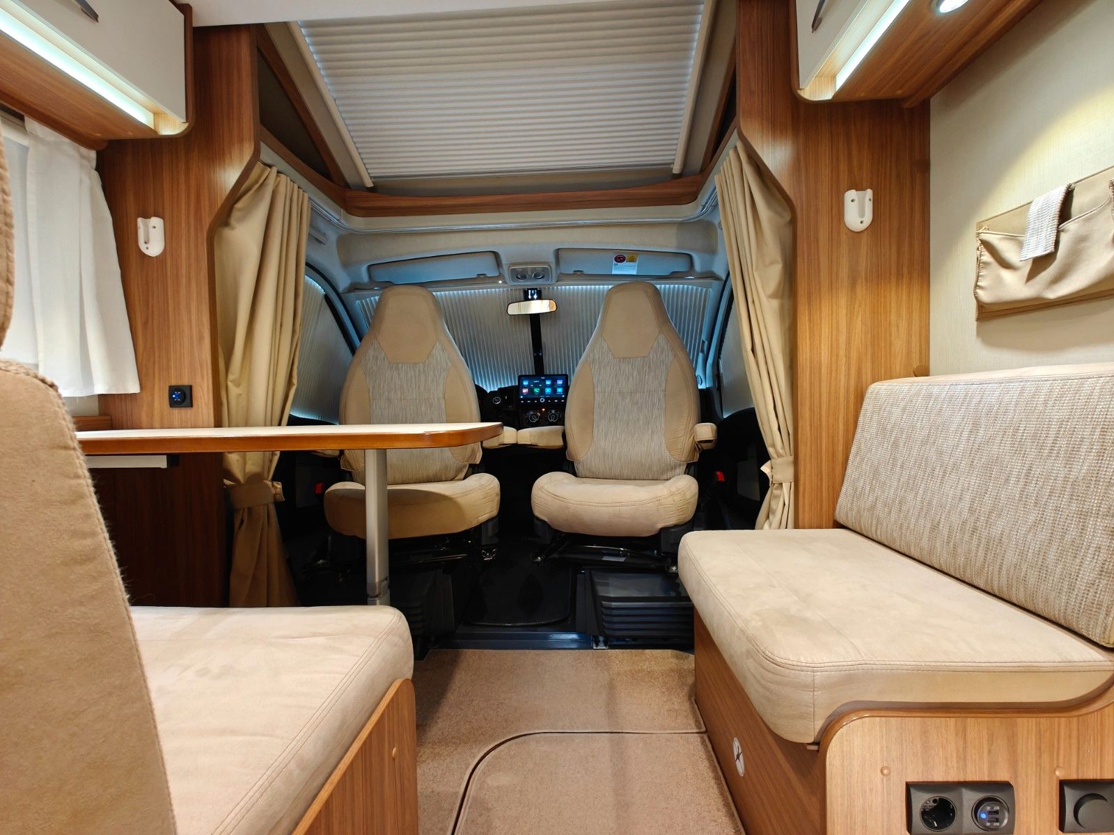 Fahrzeugabbildung Carado T-334 - Hubbett, SAT, TV, Navi, Markise -
