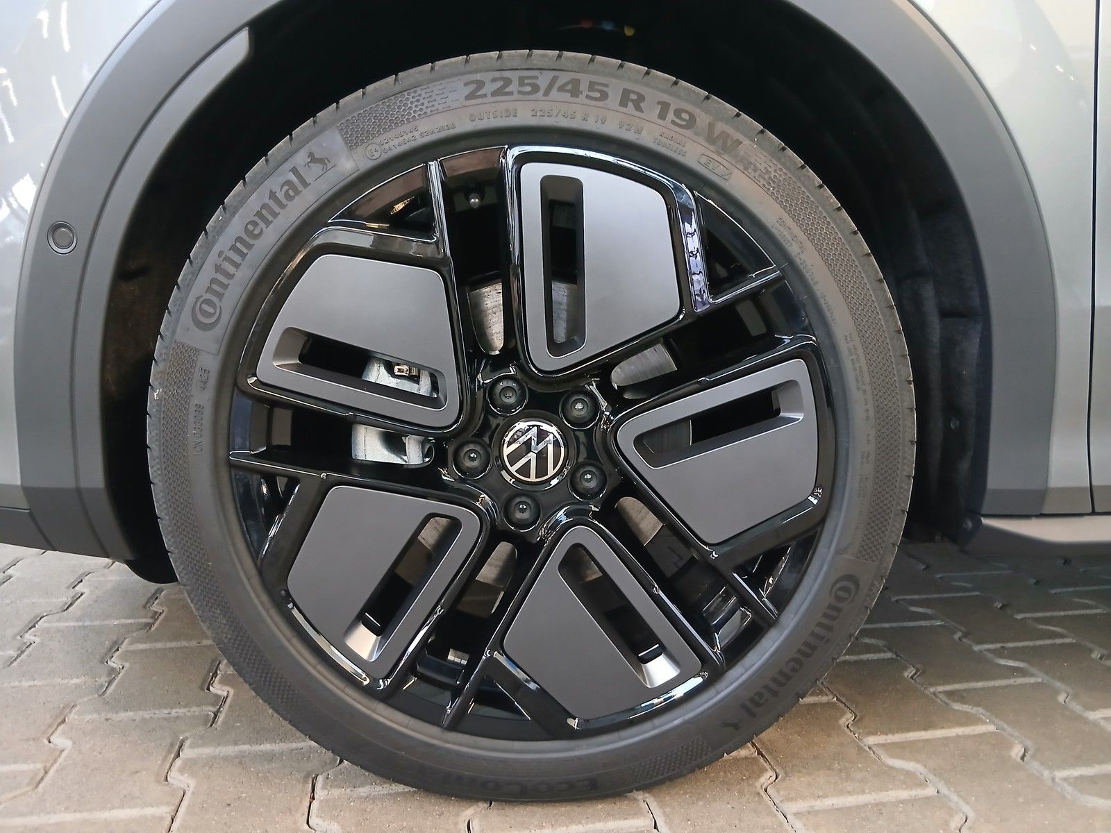 Fahrzeugabbildung Volkswagen T-Roc  R-Line 1.5 eTSI DSG + AHK+ LED+Matrix+ACC