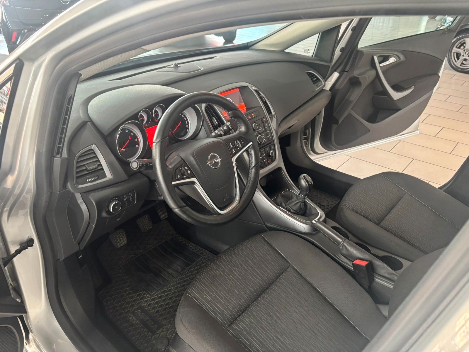 Fahrzeugabbildung Opel Astra J ST 1.4T Edition AHK/ALLWETTER/SHZ/NAVI