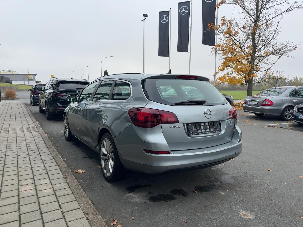 Opel Astra 2011 — вигляд ззаду