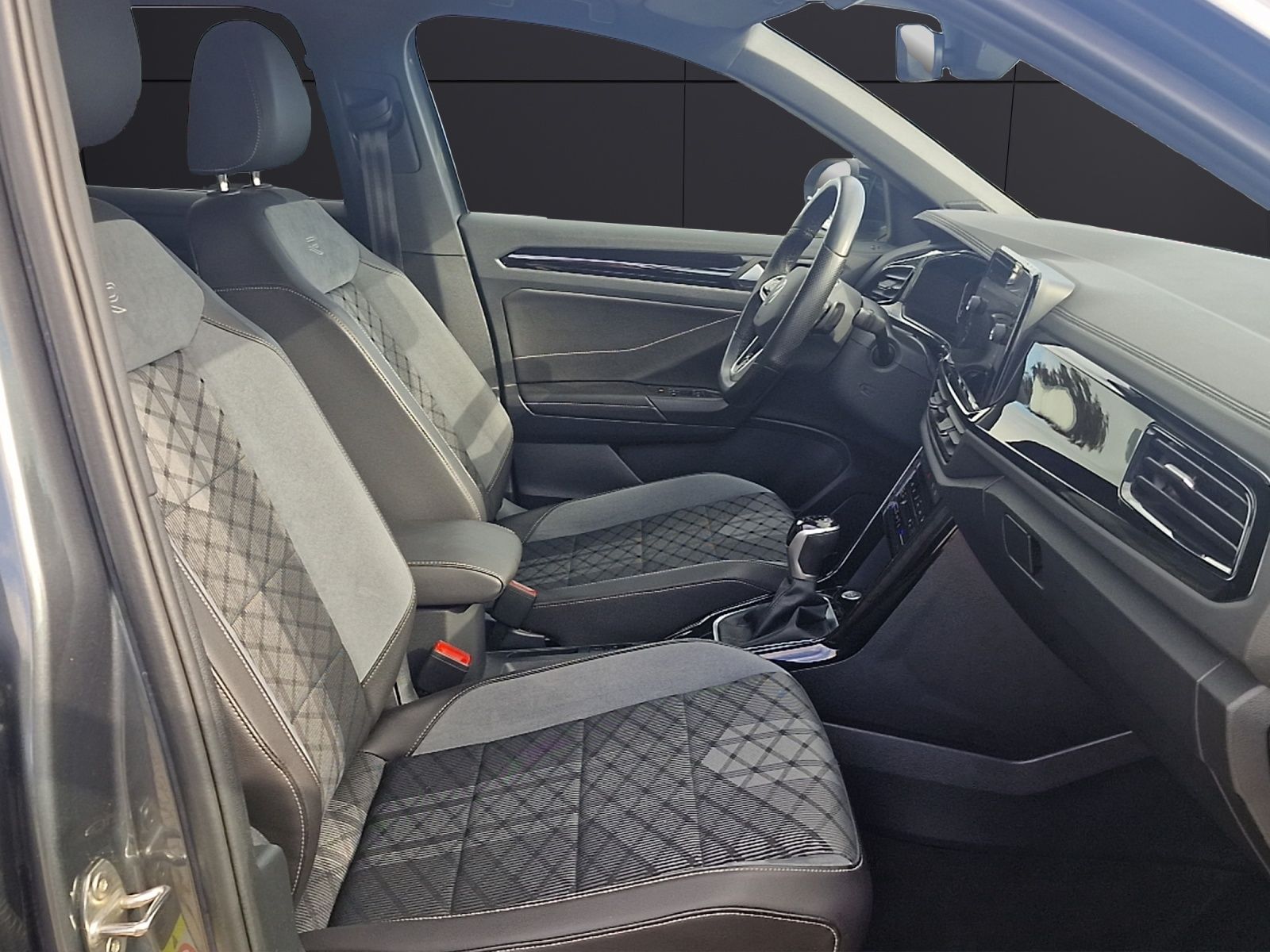Fahrzeugabbildung Volkswagen T-Roc R-Line DSG MATRIX ACC STHZ RFK SHZ AID