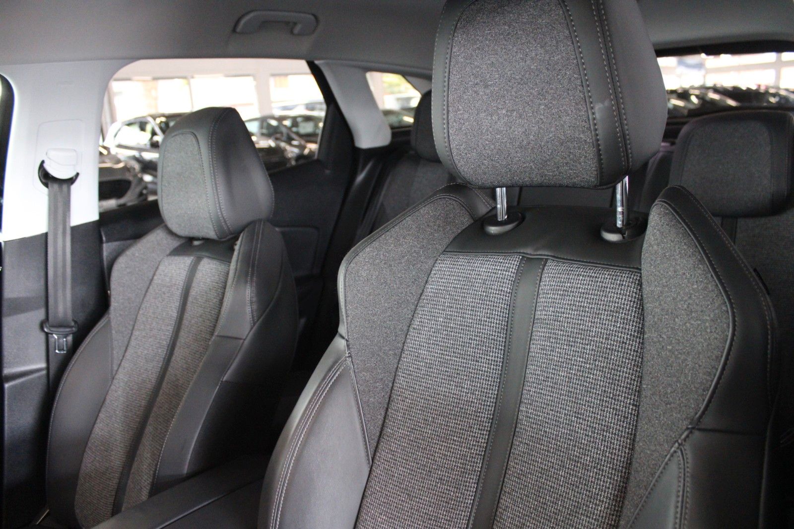 Fahrzeugabbildung Peugeot 3008 Allure Automatik AHK NAVI el.Heckklappe uvm