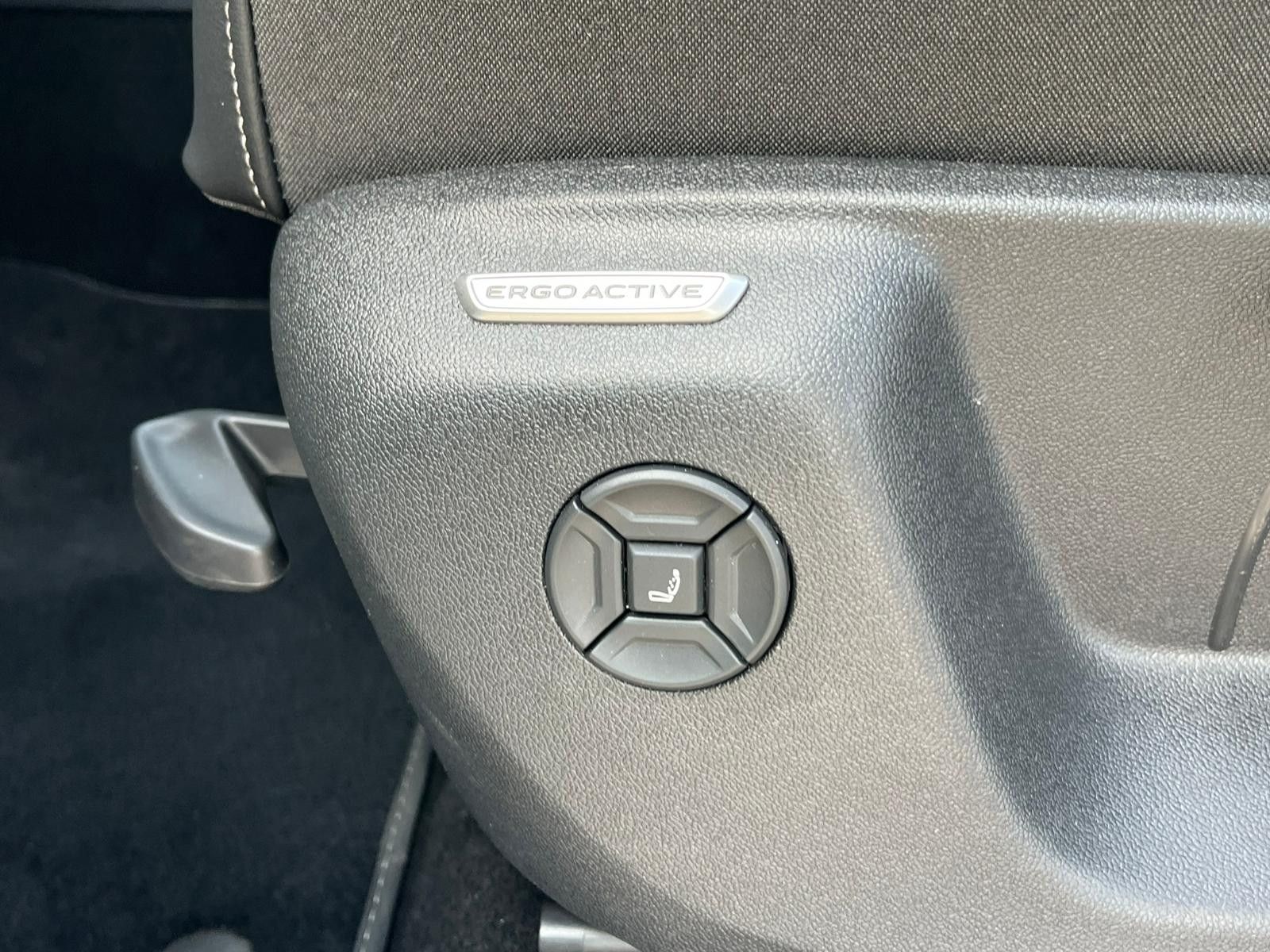 Fahrzeugabbildung Volkswagen Tayron 2.0 TDI 4M R-Line BLACK*7Si*MATRIX*PANO