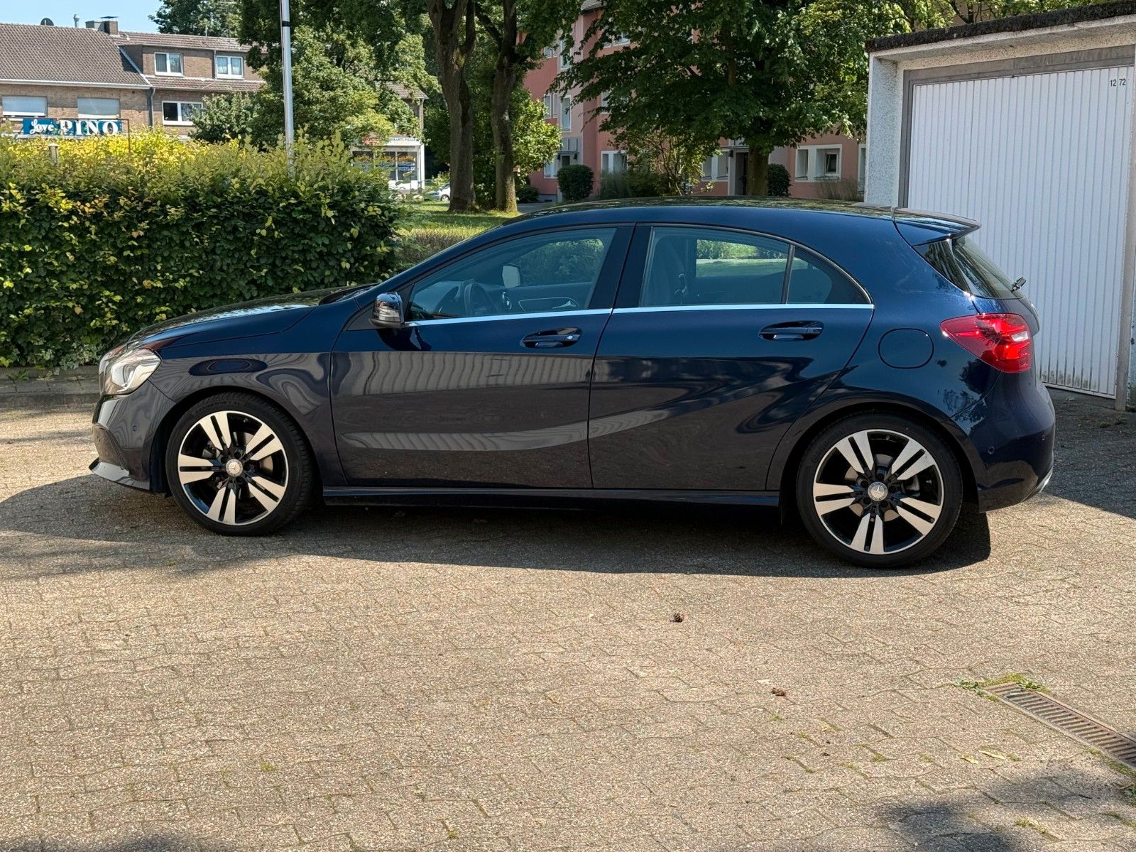MERCEDES-BENZ  A180 Automatik/Urban/Navi/RFK/18 Zoll