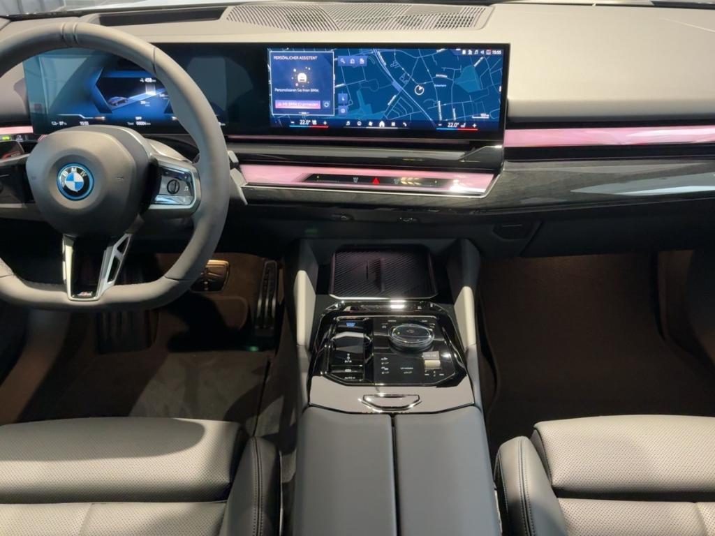 BMW i5 eDrive40 Sportpaket HUD AHK-klappbar AHK Navi