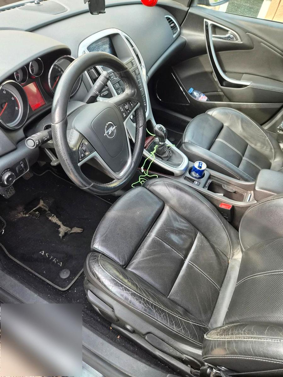 Opel Astra 2010 — photo 8
