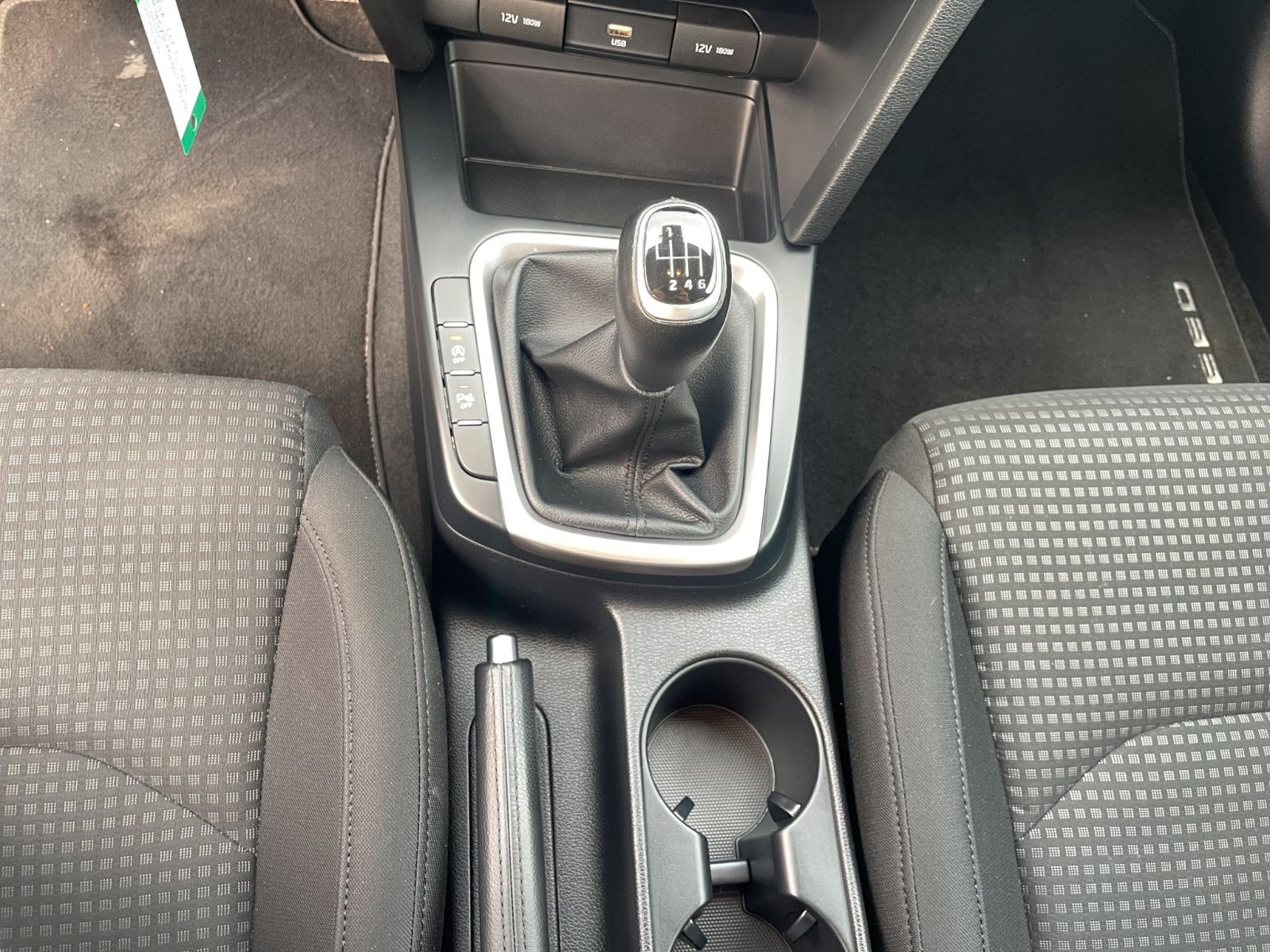 Fahrzeugabbildung Kia ceed*Apple CarPlay*Emotion Paket*Winter Paket