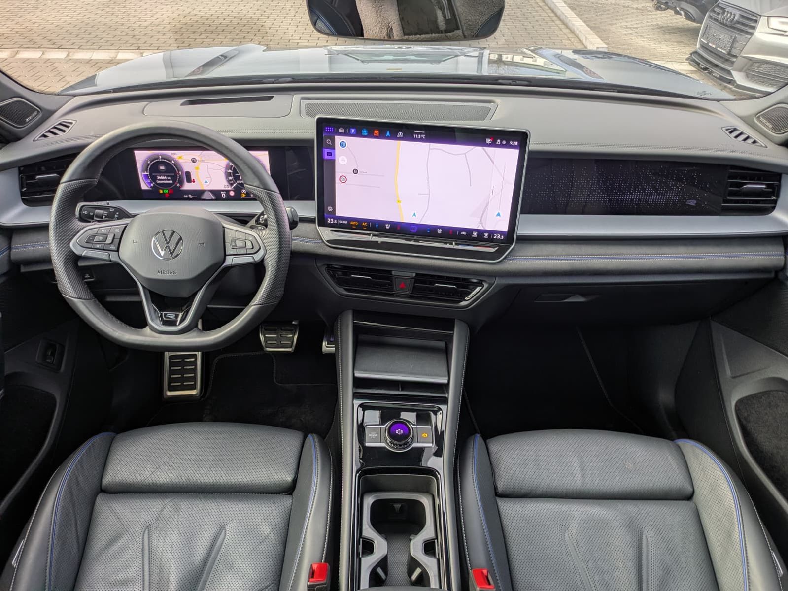 Fahrzeugabbildung Volkswagen Tayron 2.0 TDI 4M R-Line BLACK*7S*IQ*LEDER*PANO