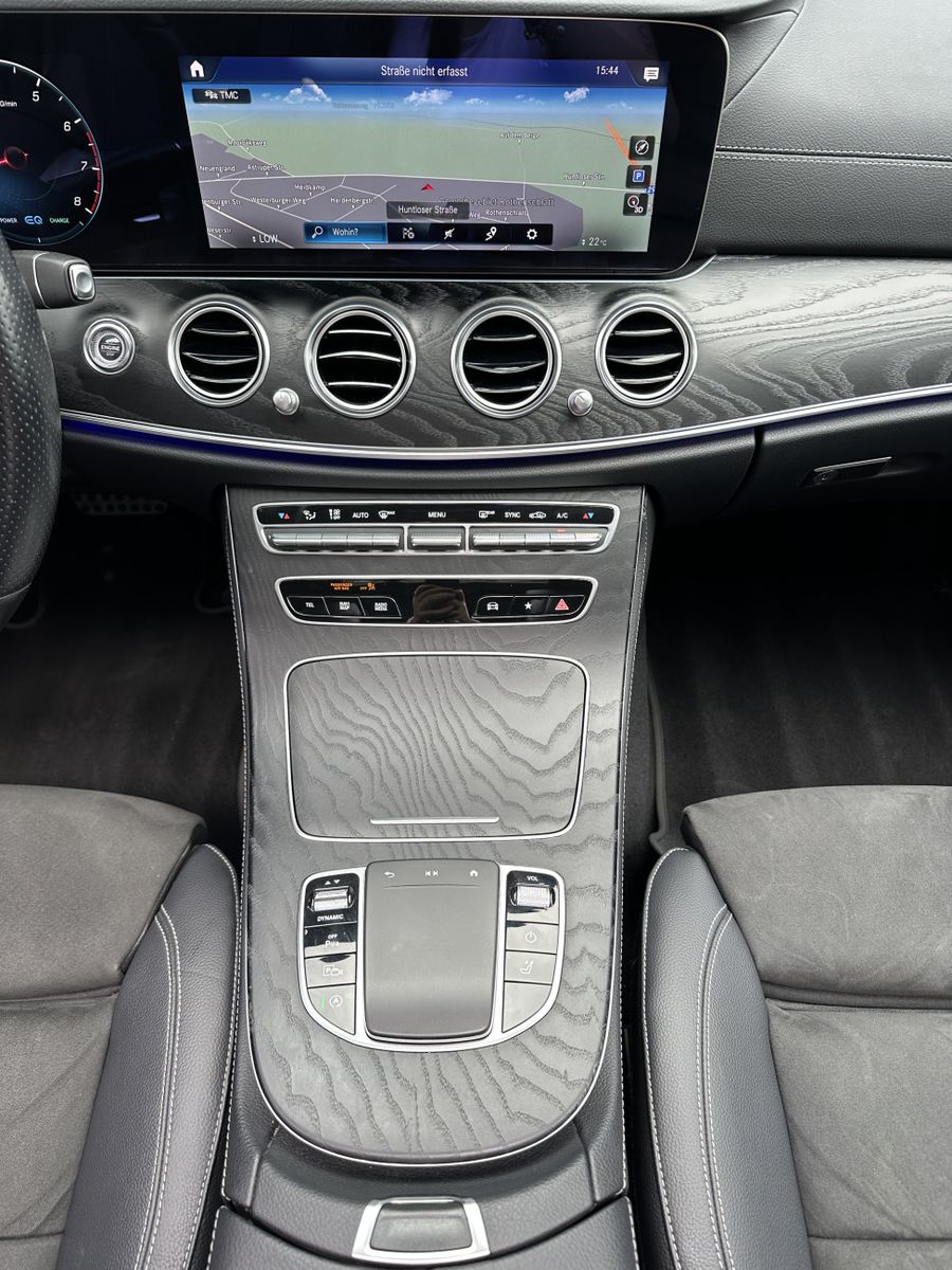 Fahrzeugabbildung Mercedes-Benz E 200 T AMG-Line NAV+LED+PANORAMA+BURMESTER+360°