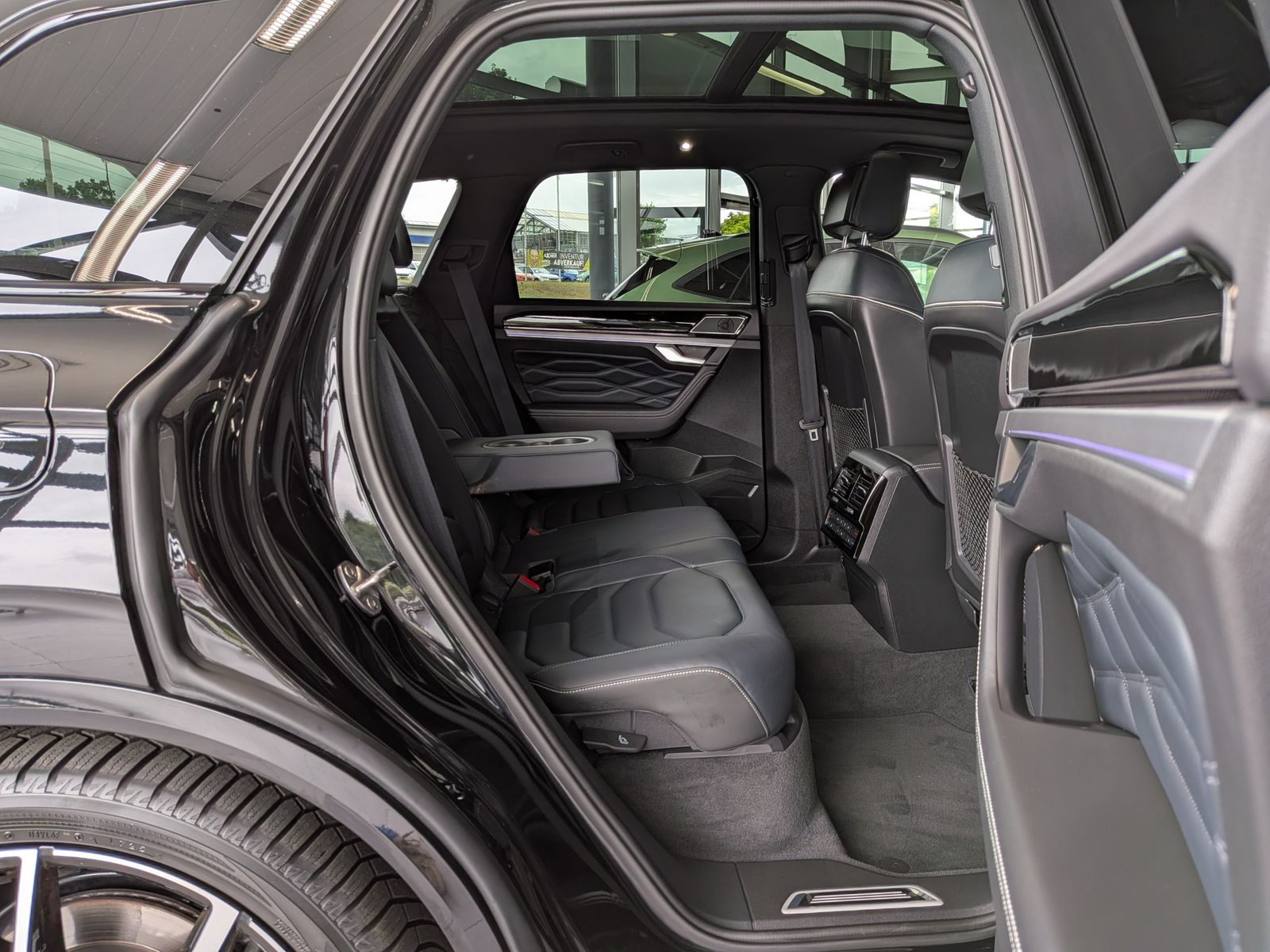 Fahrzeugabbildung Volkswagen Touareg 3.0TDI 4M R-Line VOLL Black 22" UPE 114T