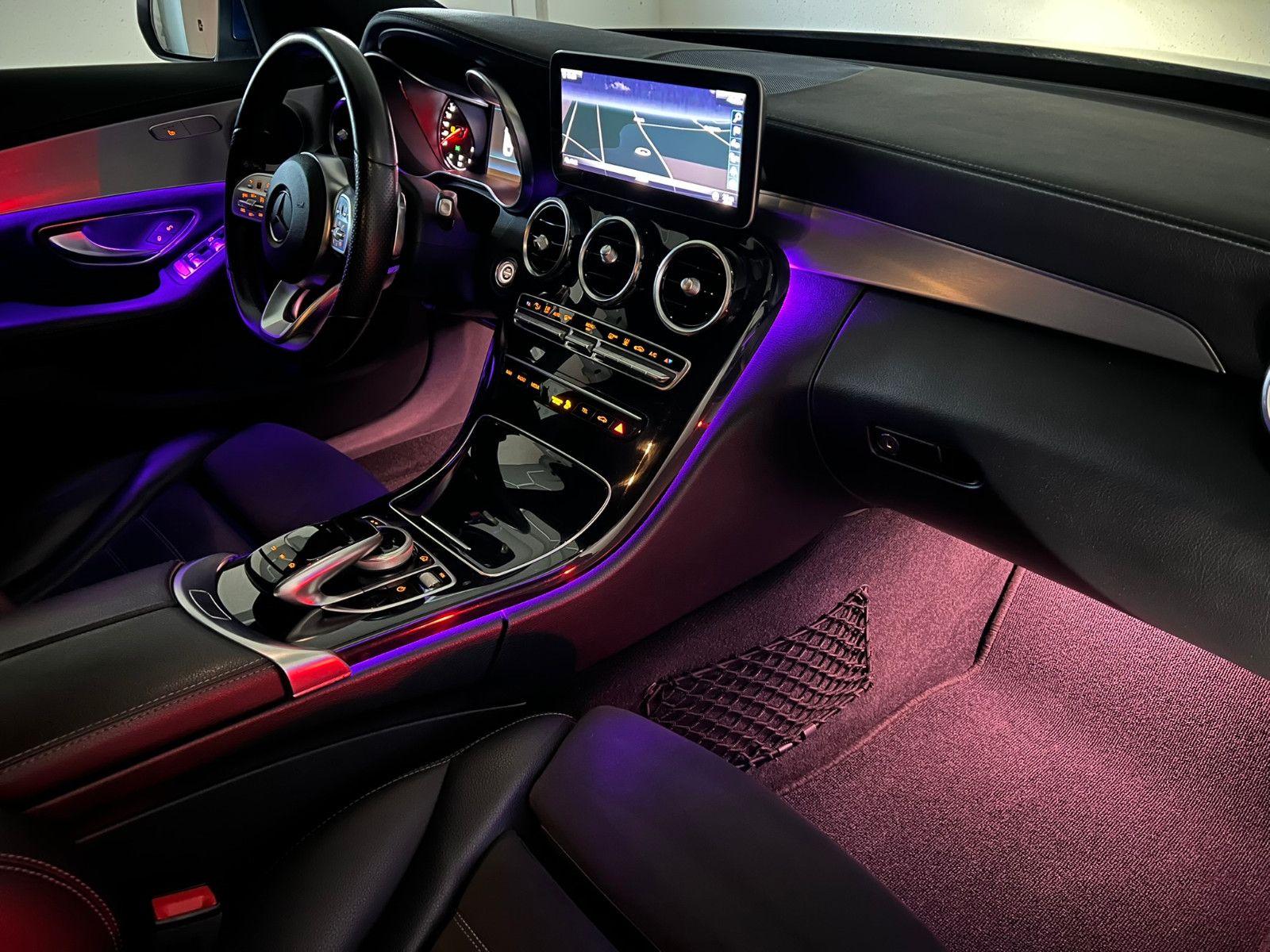 Fahrzeugabbildung Mercedes-Benz C 300 Lim. AMG-LINE/STHZ/LED/KAMERA/AMBIENTE+