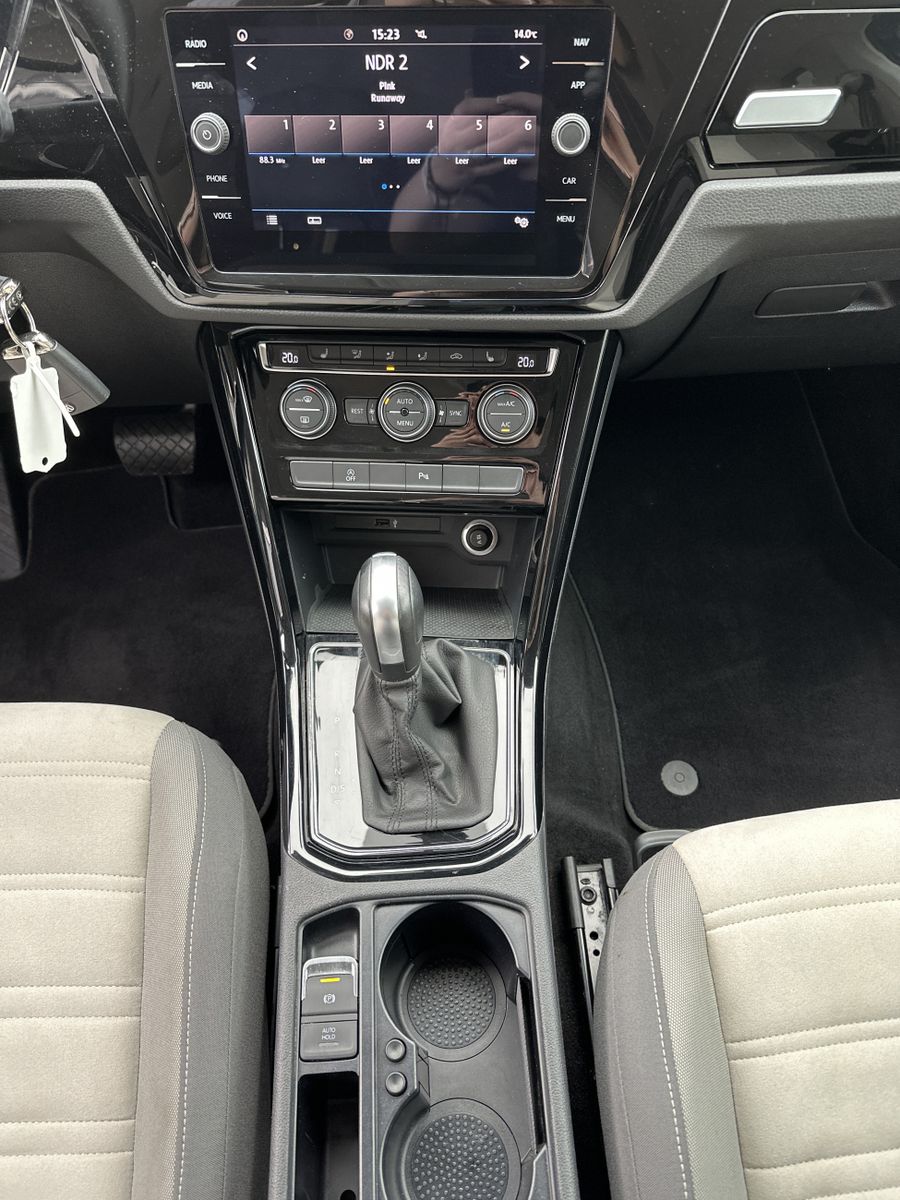 Fahrzeugabbildung Volkswagen Touran 2.0 TDI DSG Highline NAV+LED+ACC+17ZO+1HD
