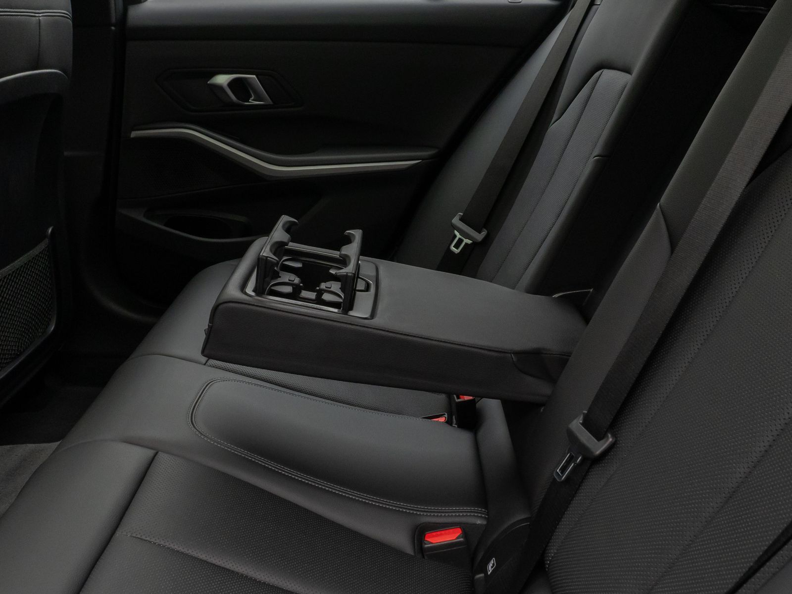 Fahrzeugabbildung BMW 320e xD Panorama Kamera DAB HiFi Alarm Sport LED