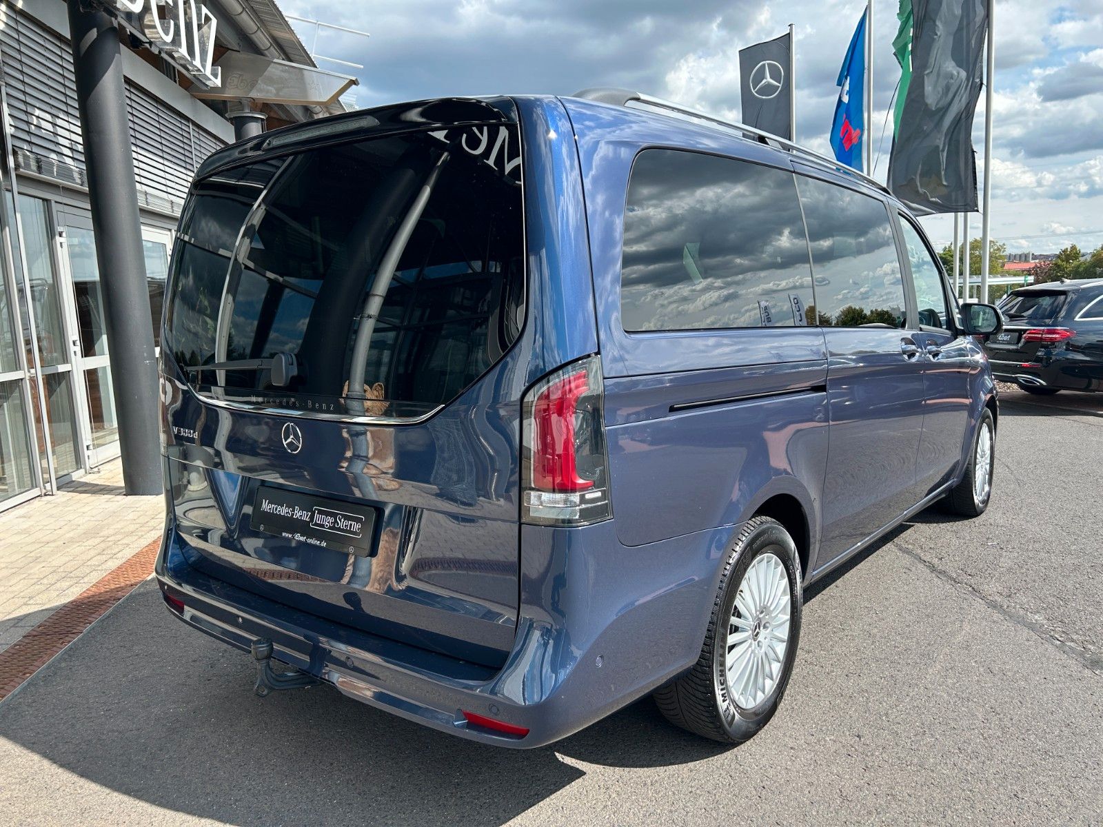 Fahrzeugabbildung Mercedes-Benz V 300 d STYLE DISTRONIC Stdheiz AHK2,5to 360