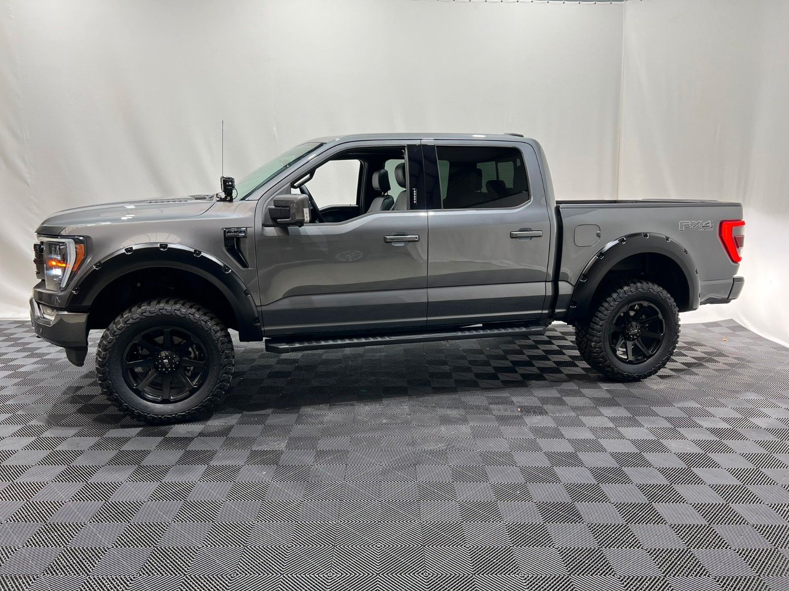 Fahrzeugabbildung Ford F-150 Lariat 5.0L V8 SC 5,5" Black Ed. RTR Ed.