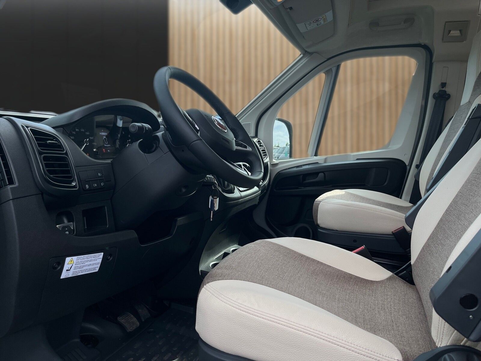 Fahrzeugabbildung Eura Mobil Van V 595 HB Mondial Plus Paket, Markise