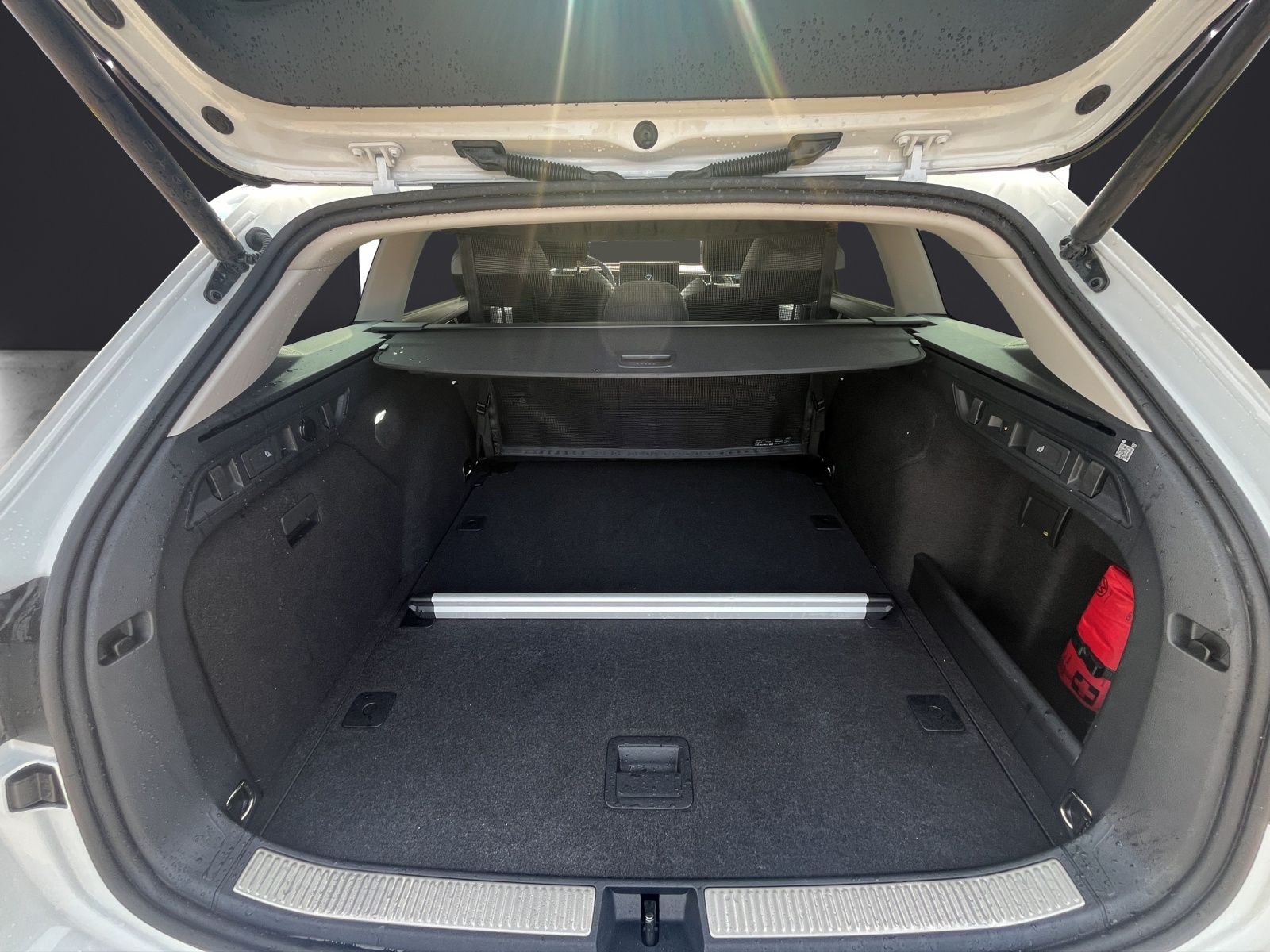 Fahrzeugabbildung Volkswagen Passat 2.0 TDI Elegance DSG LED ACC 18" AHK Lede