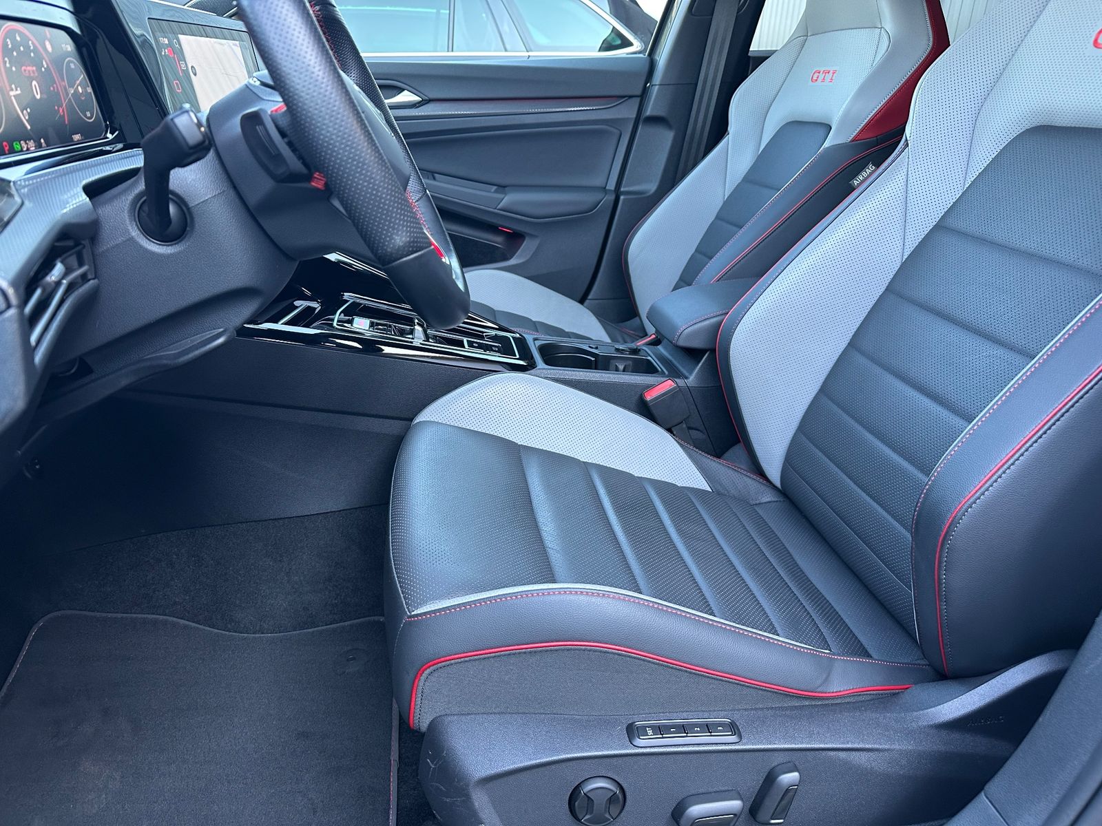 Fahrzeugabbildung Volkswagen Golf GTI 2.0 TSI DSG NAV+MATRIX+ACC+HUD+VCOCK+PP