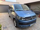 Volkswagen VW T6 Multivan AHK, Privacyverglasung, LED  - blaue Volkswagen T6 Multivan