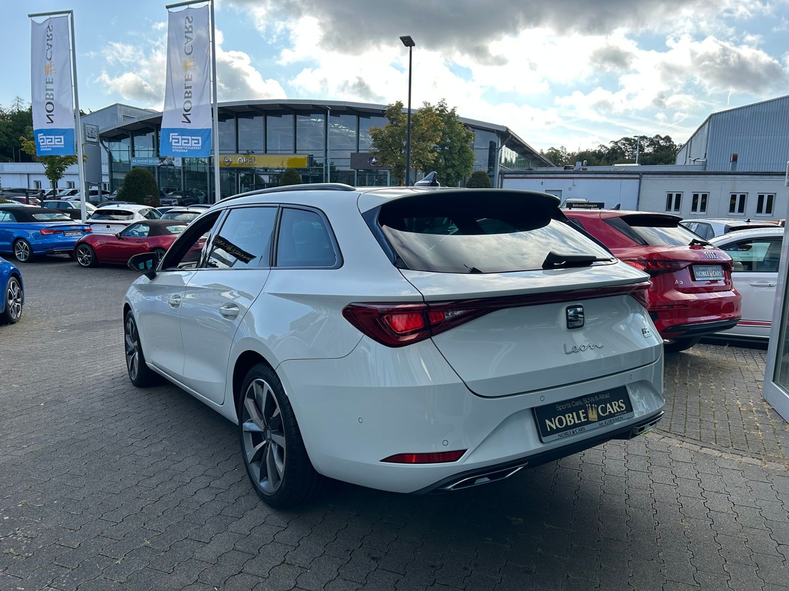 Fahrzeugabbildung SEAT Leon Sportstourer FR e-Hybrid LED NAVI ALU