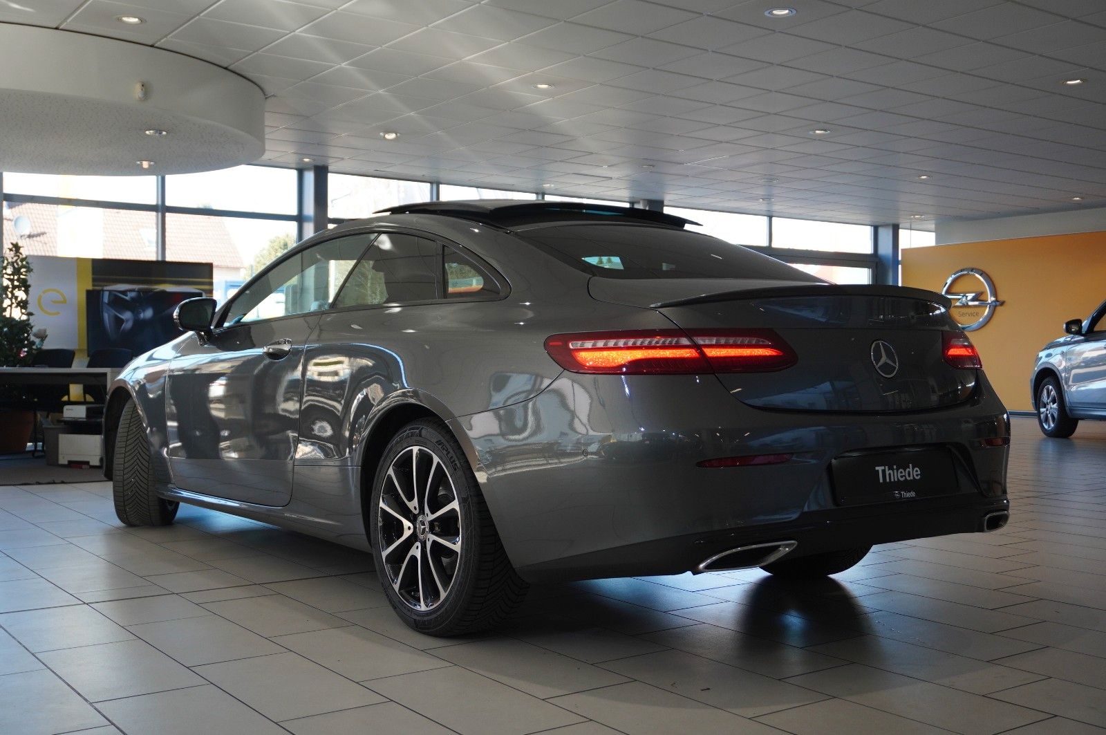 Fahrzeugabbildung Mercedes-Benz E 220D COUPE AVANTGARDE NAVI/LED/KAMERA/SH/PANO.