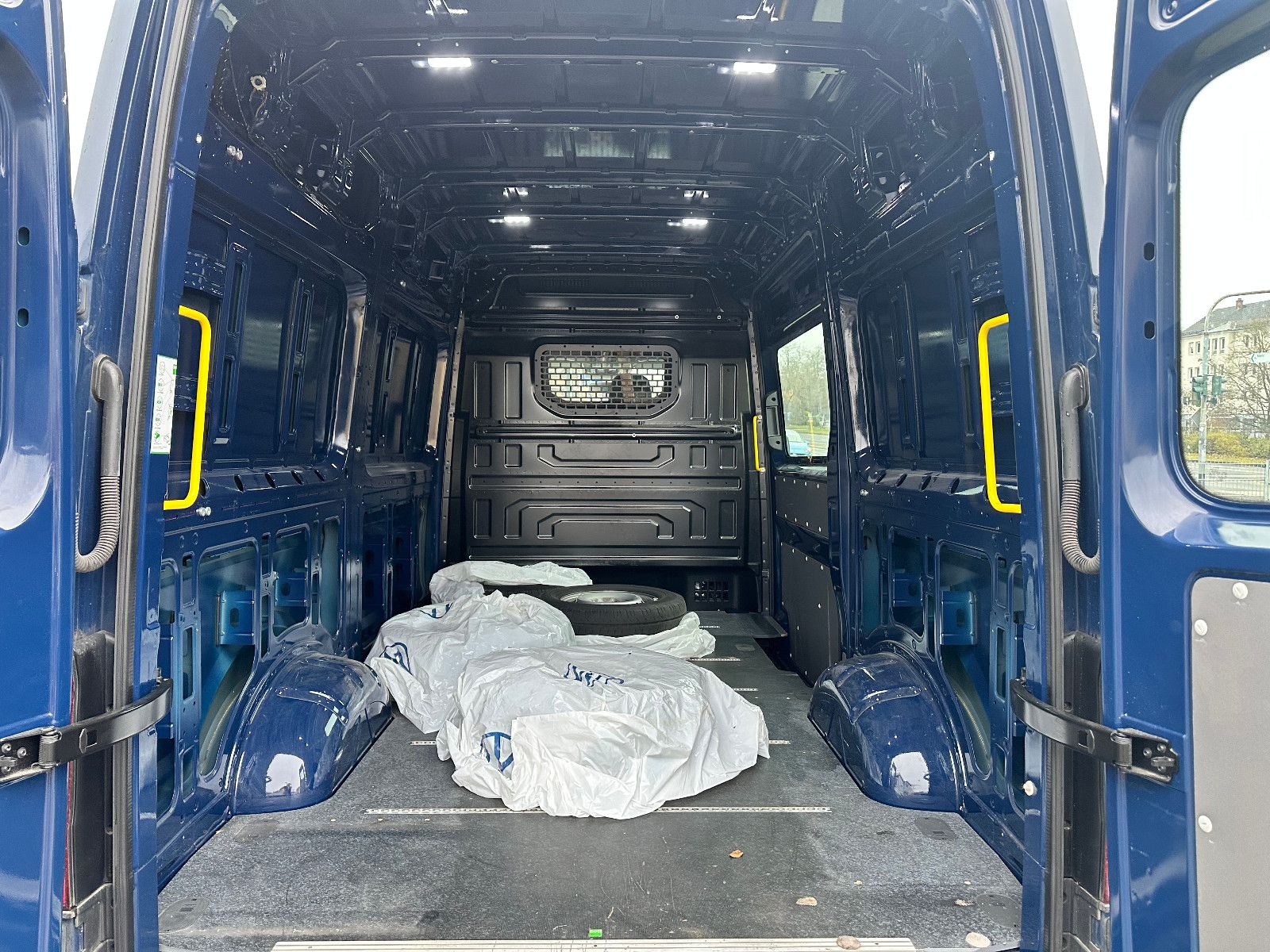 Fahrzeugabbildung Volkswagen CRAFTER KASTEN M.2021 35 MITTELLANG HOCHDACH RWD
