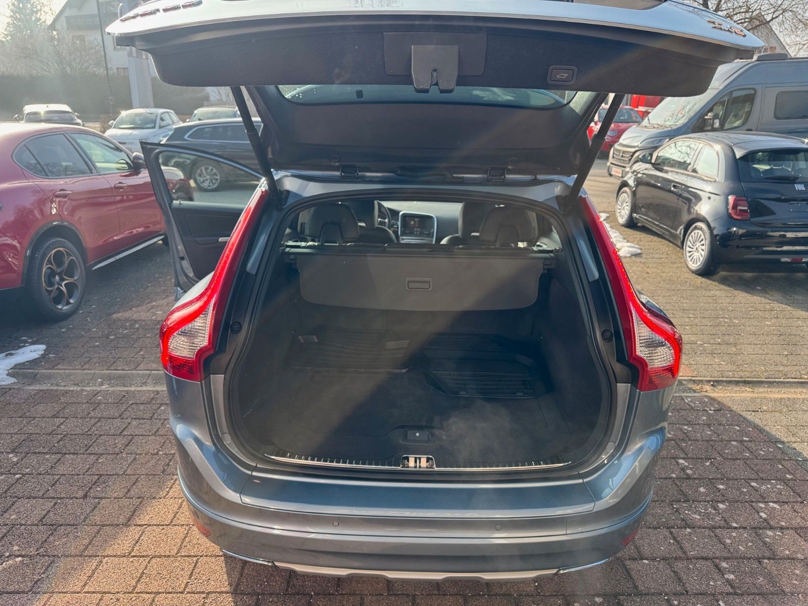 Fahrzeugabbildung Volvo XC60 Summum AWD 306PS NAVI LEDER SITZHZG AUTOM.