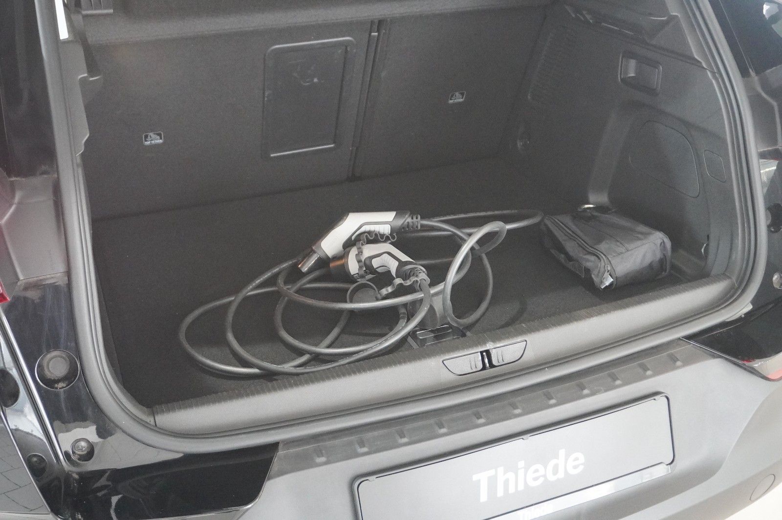 Fahrzeugabbildung Opel Grandland (X) 1.6T HYBRID NAVI/KAMERA/SH/SPORT