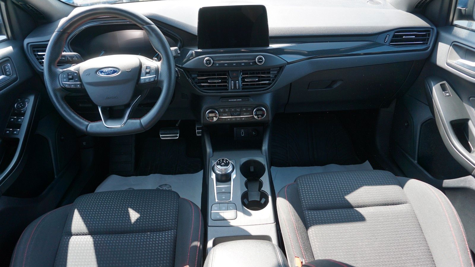 Fahrzeugabbildung Ford Focus Lim. ST-Line, LED, B&O Sound, Navi, Sport