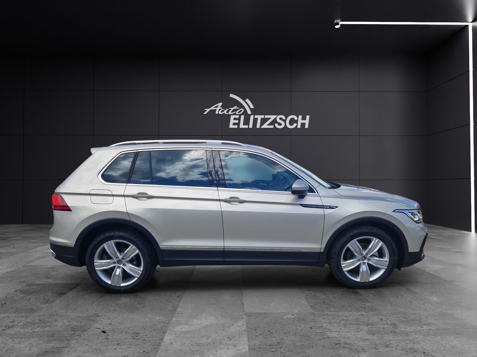 Fahrzeugabbildung Volkswagen Tiguan Elegance TSI DSG IQ.Light 19" ACC AHK SHZ