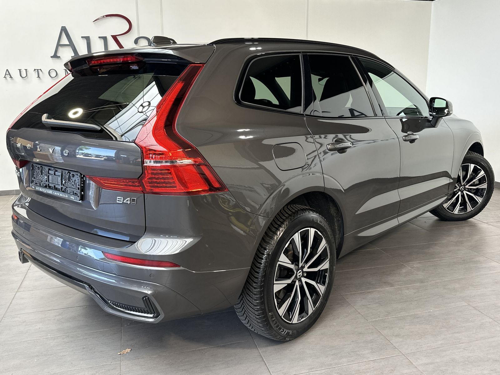Fahrzeugabbildung Volvo XC60 B4 D AWD Plus Dark NAV+LED+AHK+H&K+PANORAMA