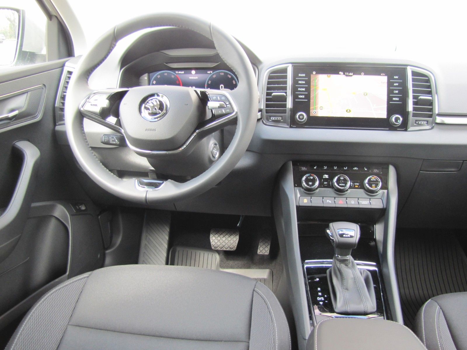 Fahrzeugabbildung SKODA Karoq Selection 2.0l TDI 150PS 7-Gang DSG 4x4