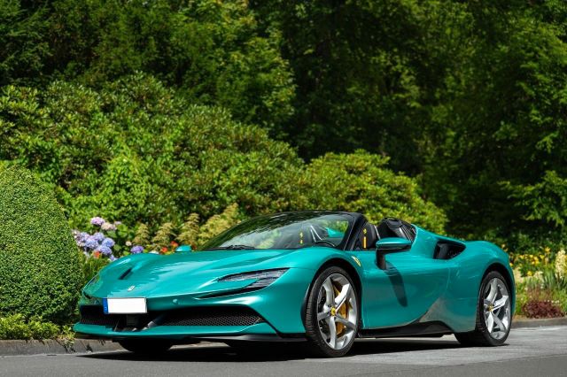 Ferrari SF90 Spider Sonderlackierung / Assetto Fiorano