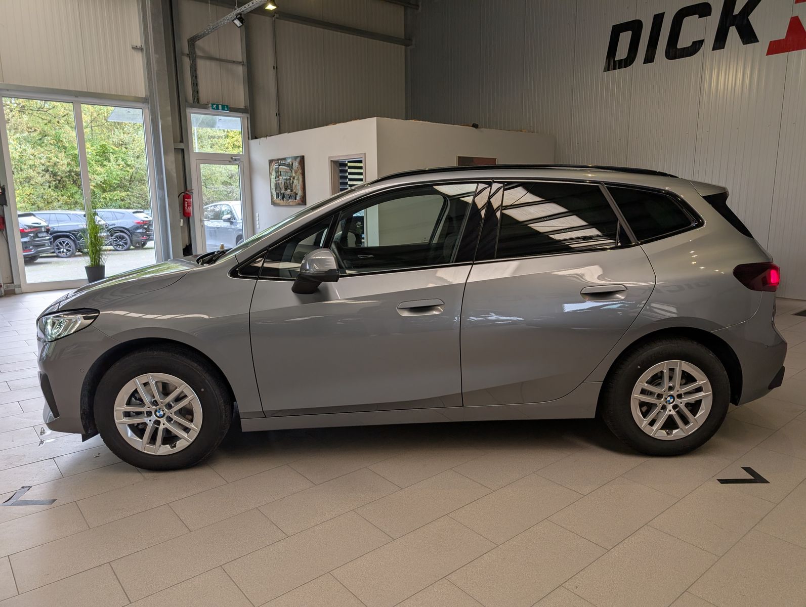 Fahrzeugabbildung BMW 218 Active Tourer d AHK Pano Cam Travel-Paket