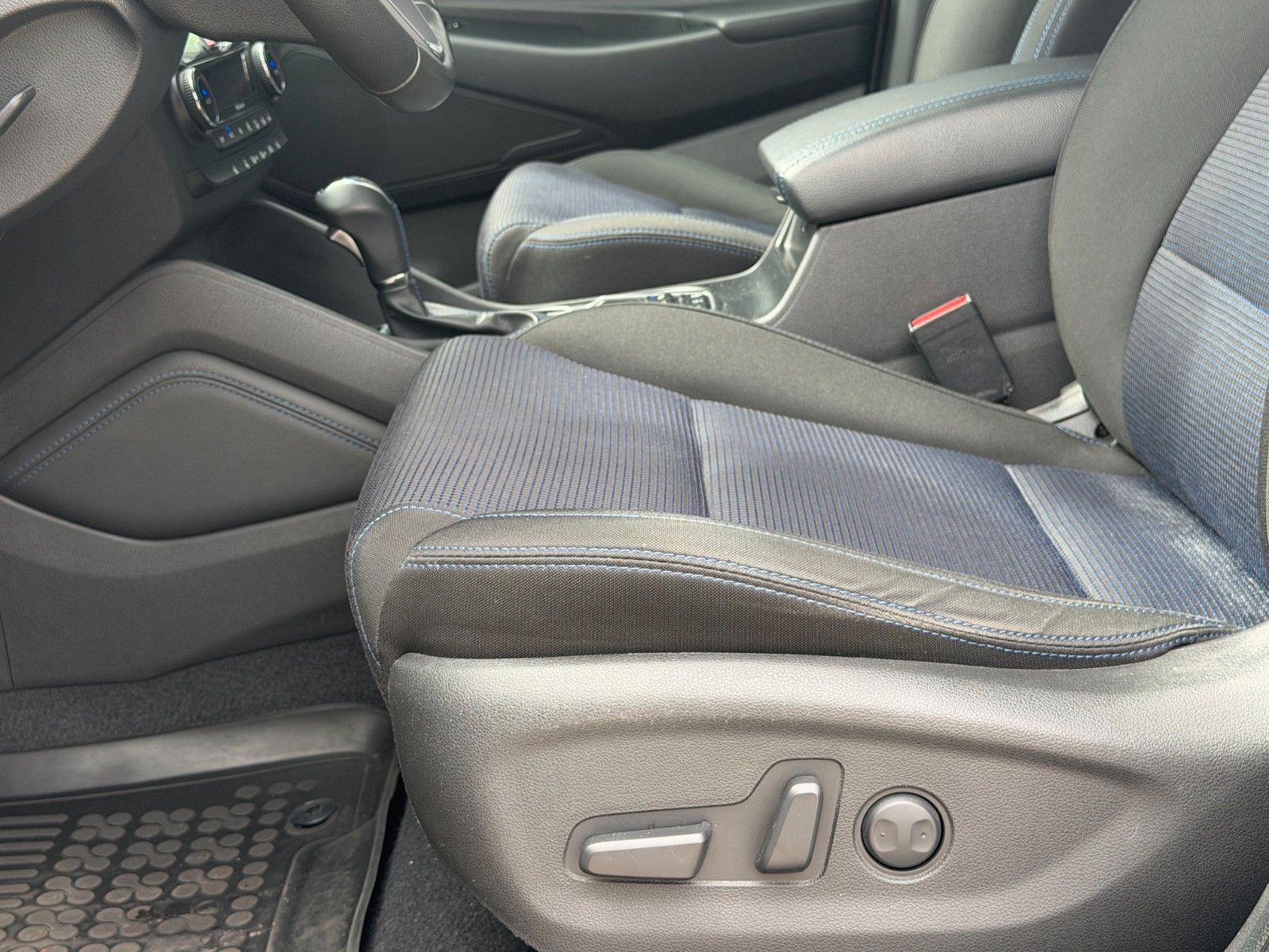 Fahrzeugabbildung Hyundai TUCSON 1.7 CRDi Premium *Totwinkl*8fach*AHK*LED*