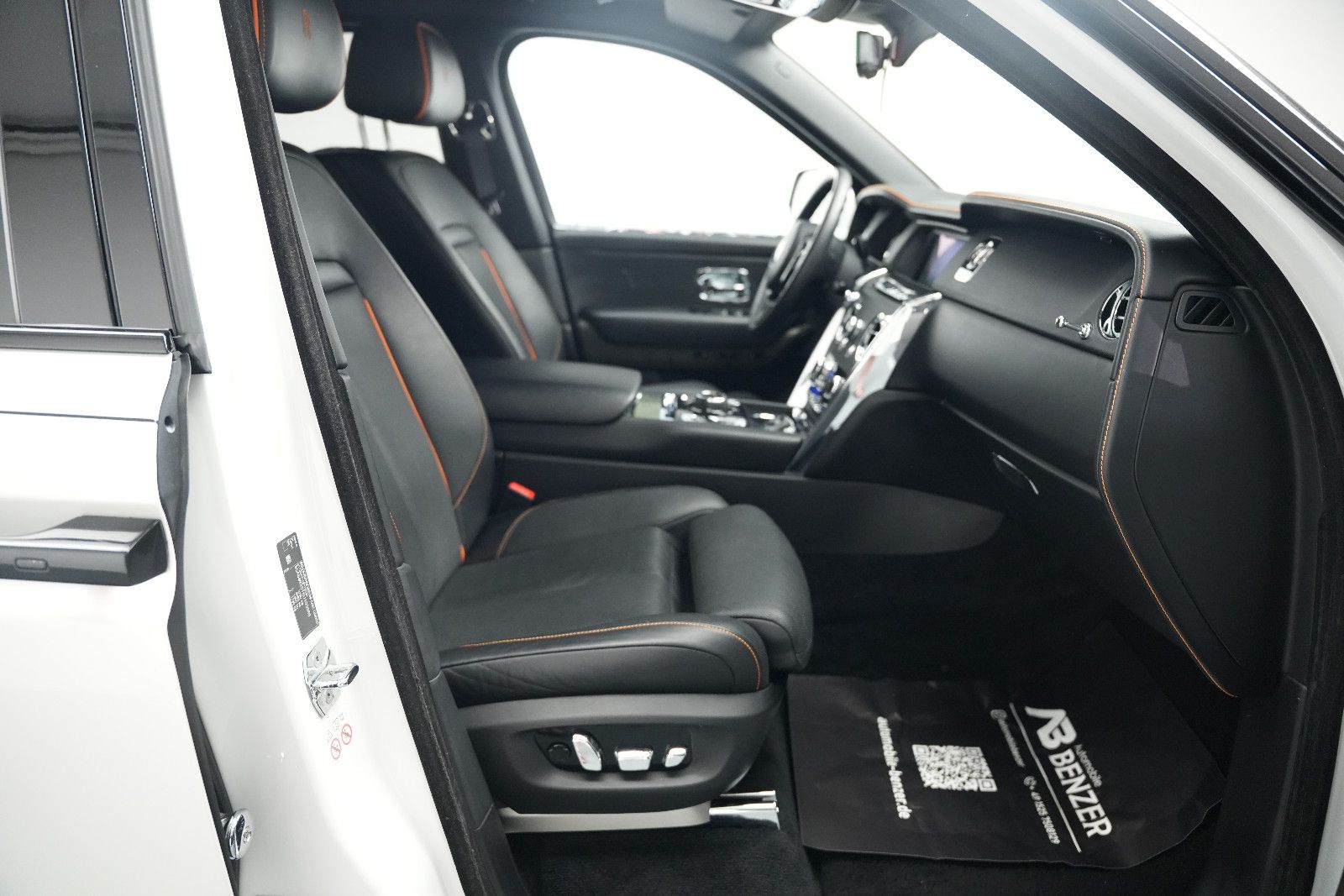 Fahrzeugabbildung Rolls-Royce Cullinan/NOVITEC/WIDEBODY/24''/FOND-TV/STERNEHIM