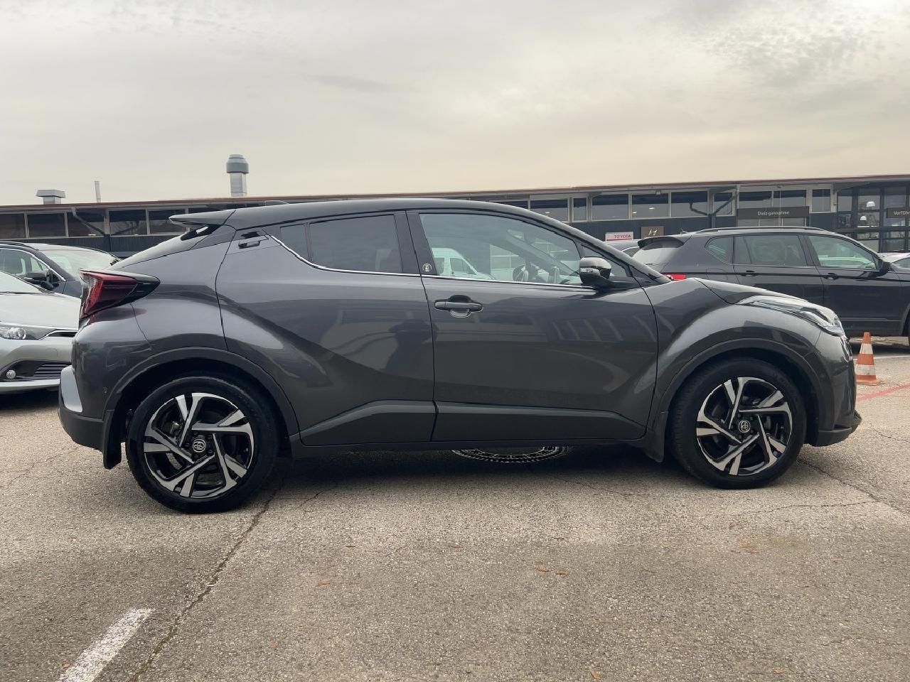 Fahrzeugabbildung Toyota C-HR 2,0 Hybrid Team D 4x2