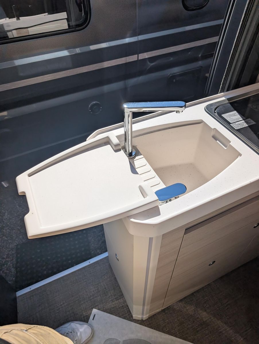 Fahrzeugabbildung Eura Mobil Van V 635 EB  Captain-Chair- Sitze, Skyroof, RFK