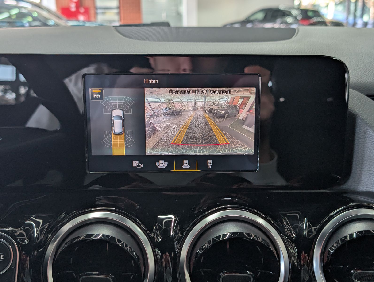 Fahrzeugabbildung Mercedes-Benz GLA 200 d LEDER AHK MBUX VIRT APP KAM SHZ ALU18"