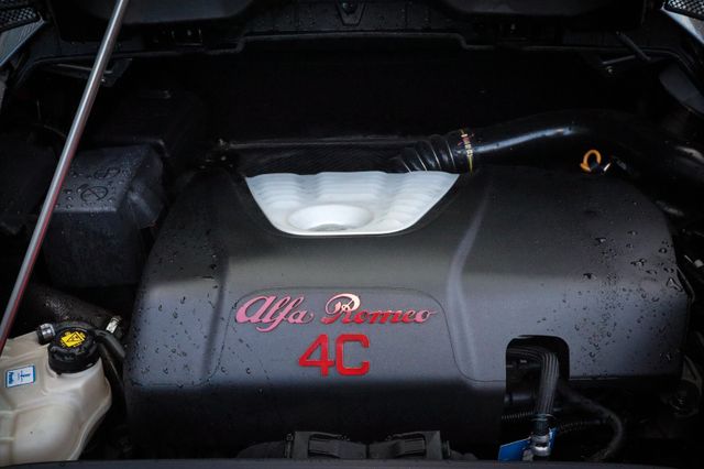 Fahrzeugabbildung Alfa Romeo 4C 1.8 TBi  NUR 5560KM ! Sammlerzustand 1VB