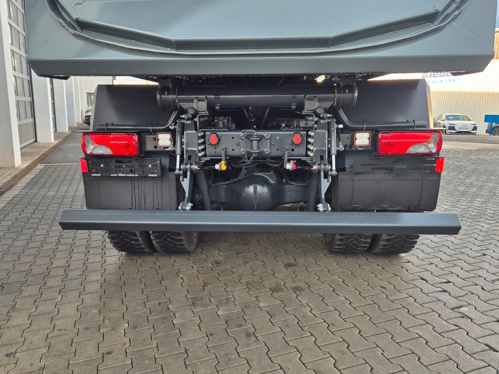 Fahrzeugabbildung Iveco AD410T46W 8x8 Hinterkipper Hydr. Klappe