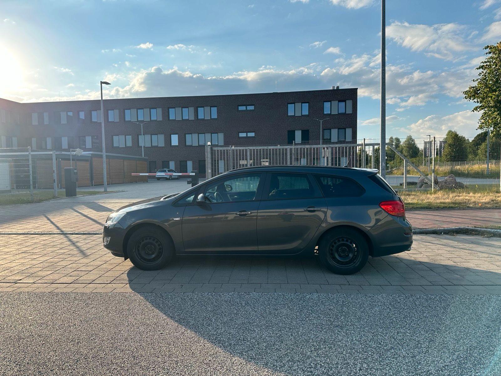 Opel Astra 2012 — rear view