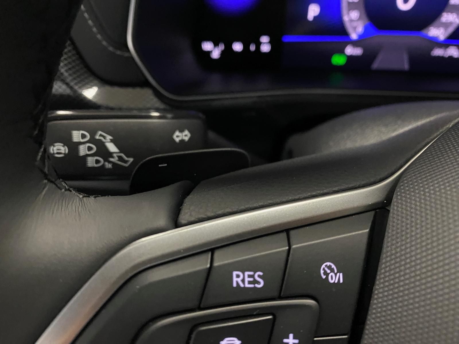 Fahrzeugabbildung Volkswagen T-Cross 1.0 TSI DSG R-Line BLACKSTYLE+MATRIX+AHK
