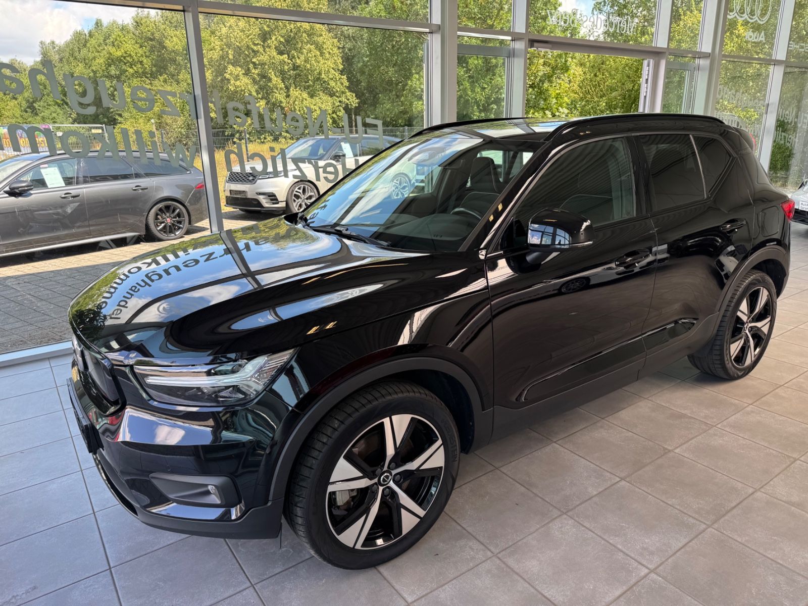Fahrzeugabbildung Volvo XC 40 XC40 R Design Recharge Pure Electric AWD