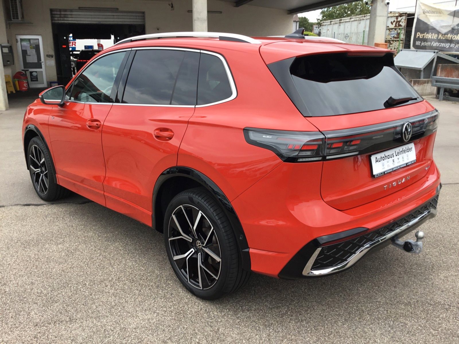 Fahrzeugabbildung Volkswagen Tiguan 2.0 TDI DSG 4M R-Line+AHK+20"+Pano